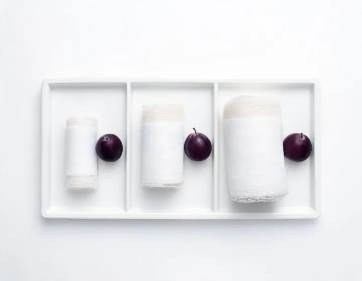 Unbranded gauze rolls arranged by width and packaging format